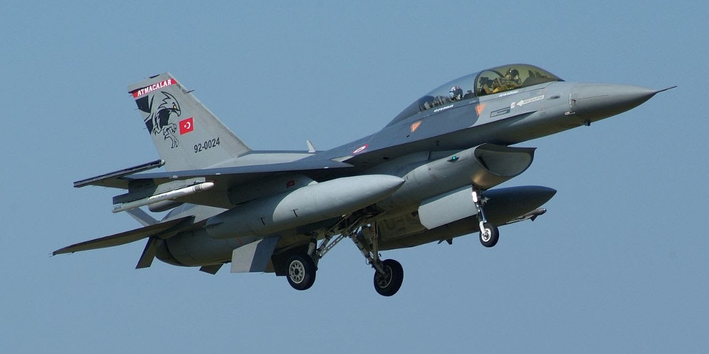 Τουρκικά αεροπλάνα στο Αιγαίο: Υπερπτήσεις F-16 σε Οινούσσες και Παναγιά