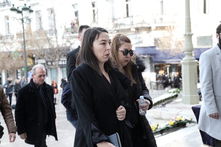 Κώστας Βουτσάς κηδεία: Η Ελλάδα αποχαιρετά τον αγαπημένο ηθοποιό – Συντετριμμένη η Αλίκη Κατσαβού