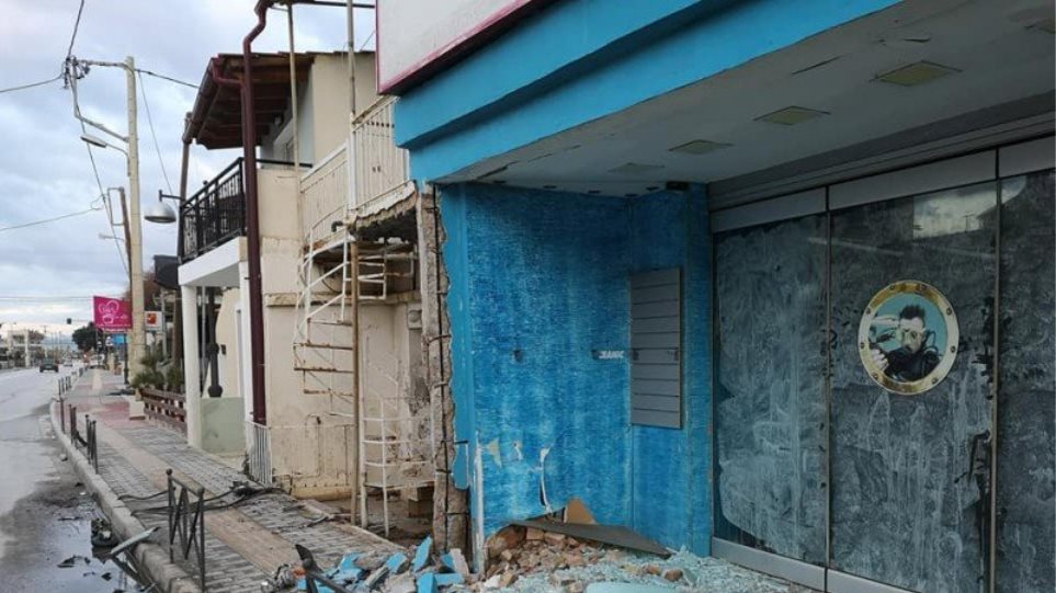 Τροχαίο Χανιά: Αυτοκίνητο έπεσε πάνω σε τοίχο σπιτιού στην Κρήτη