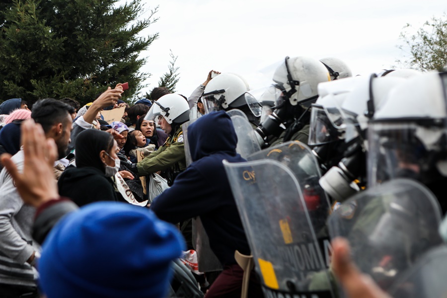 Λέσβος ΜΑΤ: Χωρίς τέλος οι συγκρούσεις για το μεταναστευτικό – Επιστρατεύτηκε ο «Αίαντας»