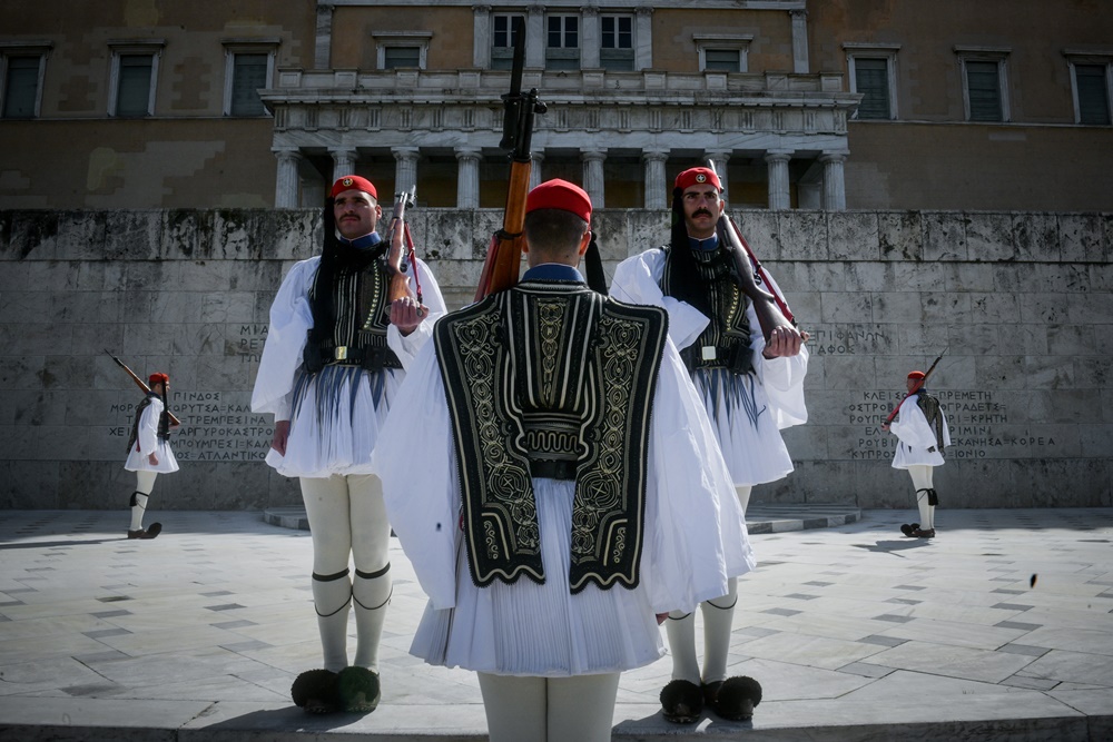 Μέτρα για κορονοϊό Ελλάδα: “Μαθήματα φιλότιμου”, γράφει η Daily Telegraph