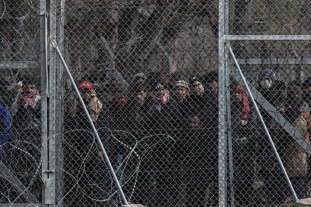 Έβρος τώρα: Μετανάστες πετούν πέτρες και σπάνε τον φράχτη, Τούρκοι περούν χημικά (vid)