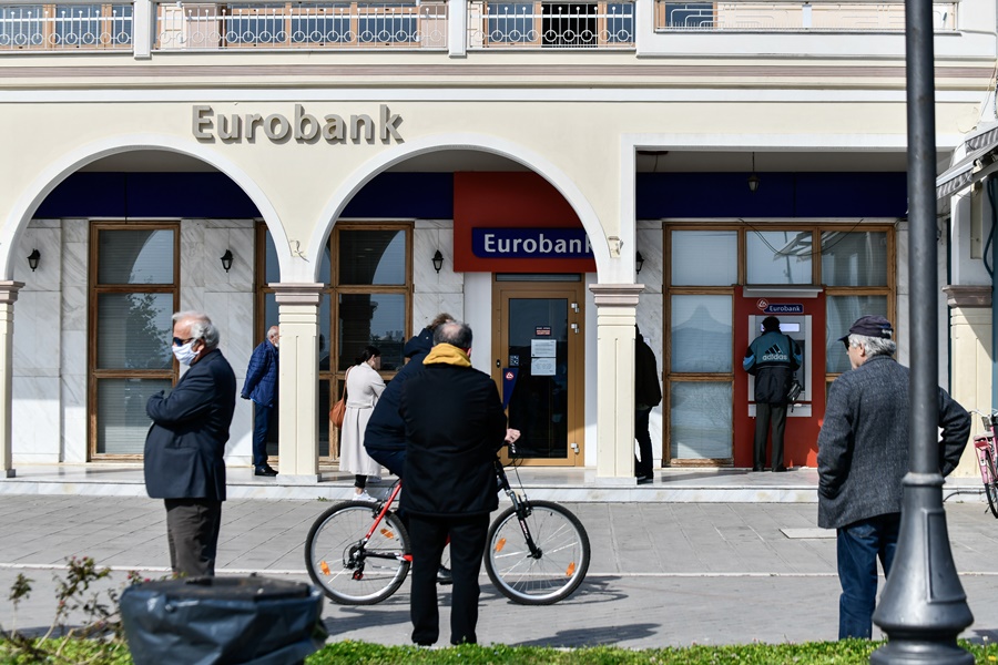 Κορονοϊός Eλλάδα: Ουρές στις τράπεζες λόγω της απαγόρευσης – Παρέμβαση ΕΛ.Α.Σ