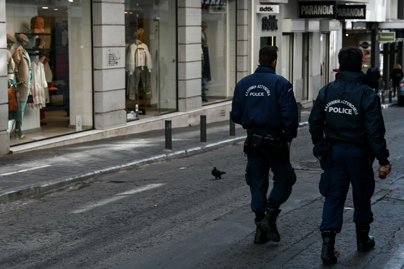 Κορονοϊός Ελλάδα: 27χρονη έβηξε στο πρόσωπο αστυνομικού και συνελήφθη