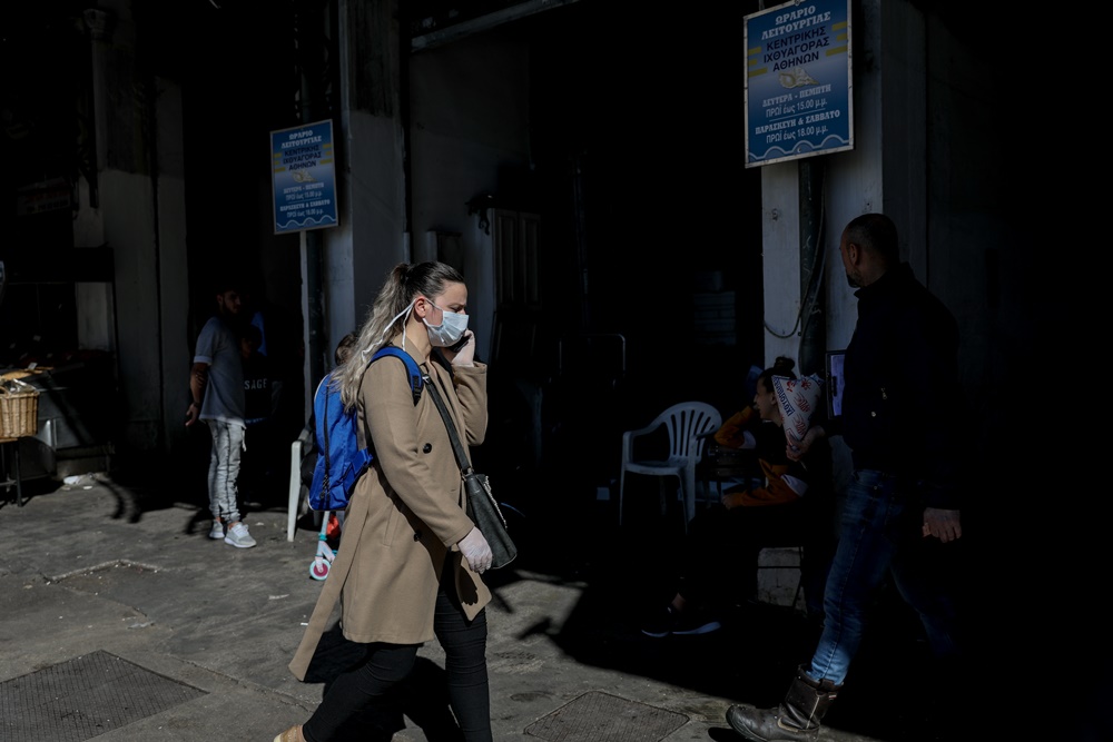 Κορονοϊός Αθήνα: Το πρώτο κρούσμα στην Αττική μιλά για την εμπειρία της με τον ιό