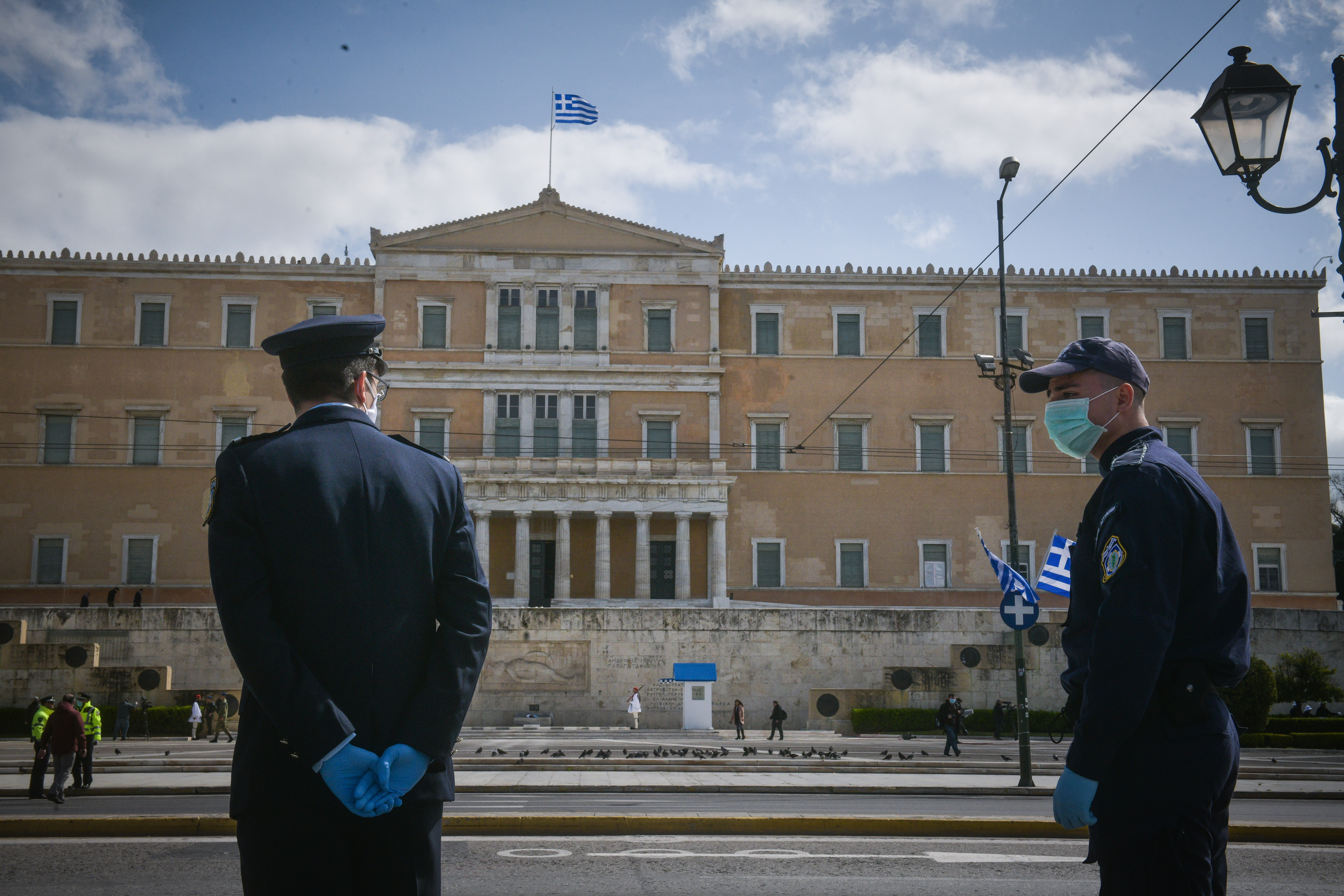 Κορονοϊός Ελλάδα: Προβληματίζουν οι «επαφές» των νοσούντων