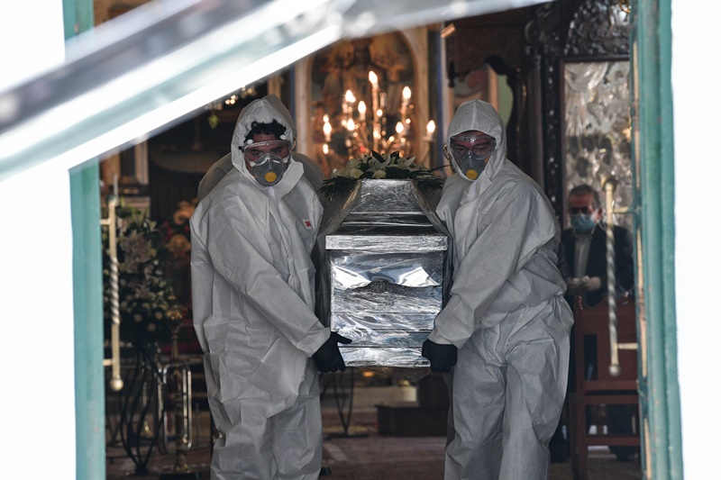 Κορονοϊός κηδεία: Υπό αυστηρά μέτρα ασφαλείας το αντίο στο πρώτο θύμα στην Ελλάδα