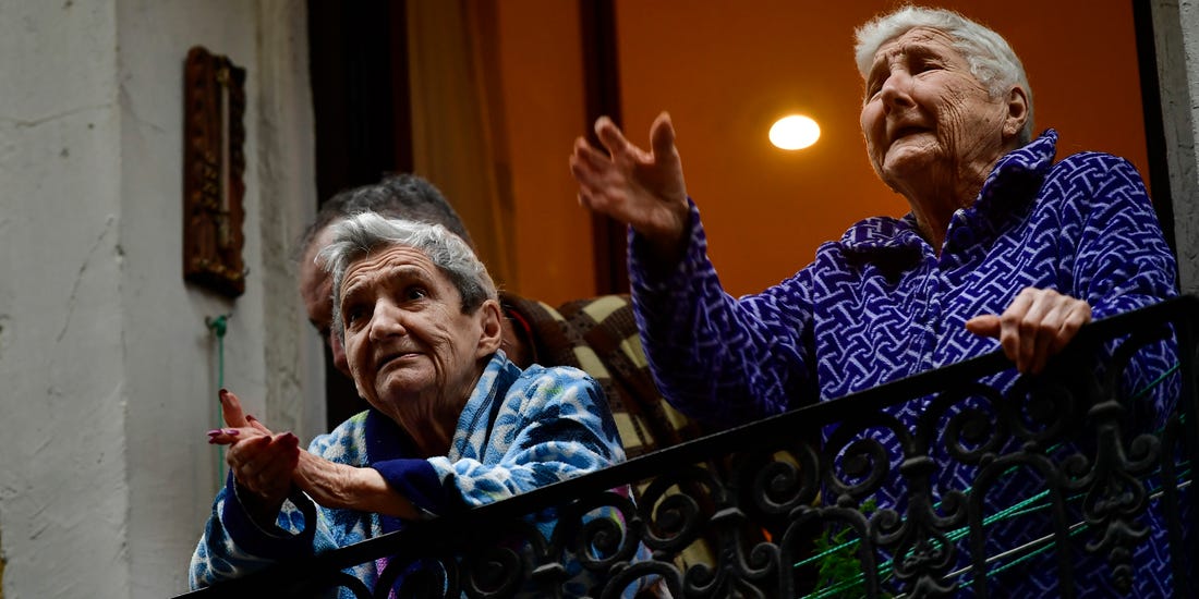 Ισπανία κορονοϊός: Η συγκινητική αντίδραση γειτόνων ηλικιωμένων που εγκαταλείπουν το γηροκομείο