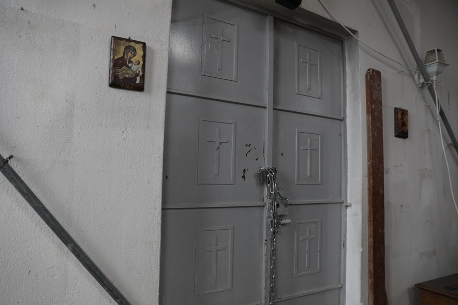 Κορονοϊός Ελλάδα: Ο ιερέας του Προφήτη Ηλία Ηλιούπολης κλειδώθηκε με τους πιστούς μέσα στο εκκλησάκι