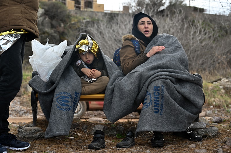 Μετανάστες Μυτιλήνη: Επεισόδια – Πολίτες εμποδίζουν την αποβίβαση στο λιμάνι