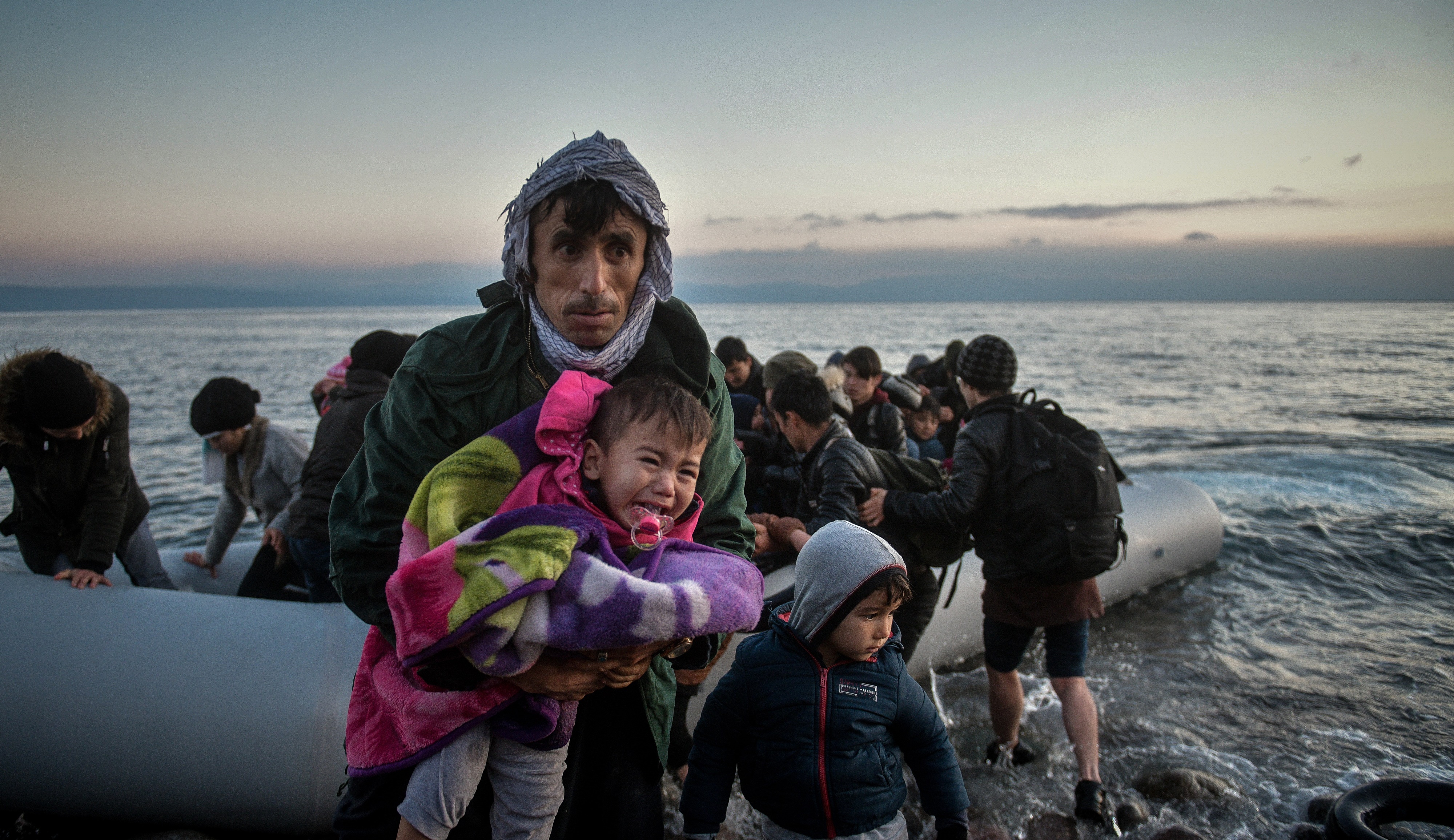 Τουρκική ακταιωρός – Λέσβος: Τούρκοι βοηθούν τη βάρκα με μετανάστες να “μπει” σε ελληνικά νερά