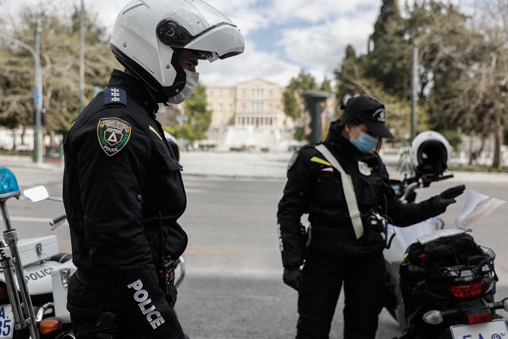 Έλεγχοι για κορονοϊό: Στους δρόμους η ΕΛ.ΑΣ.