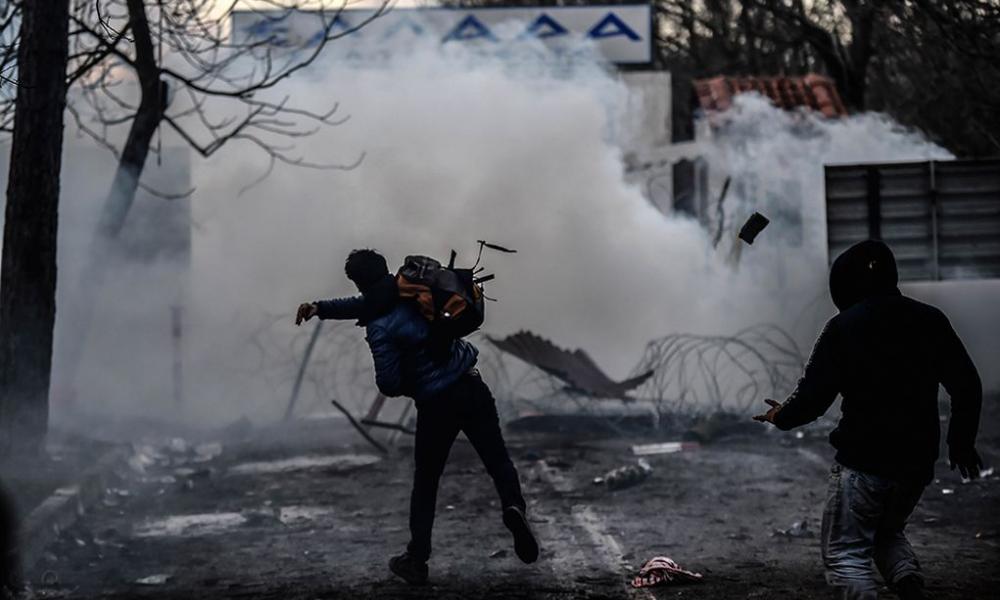 Έβρος νέα: Νύχτα έντασης – Οι Τούρκοι ανάβουν φωτιές, πετούν χημικά, χτυπούν μετανάστες