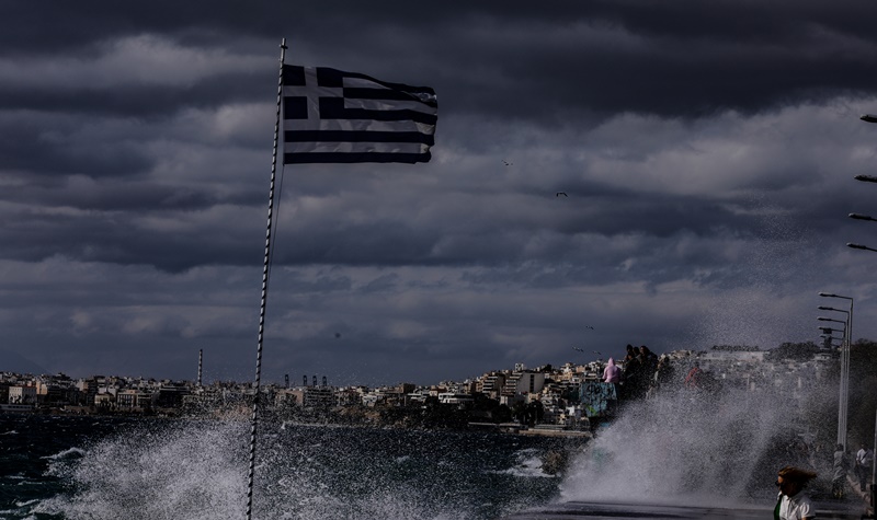 Χειροκρότημα στα μπαλκόνια Ελλάδα: Οι πολίτες ευχαρίστησαν γιατρούς και νοσηλευτές