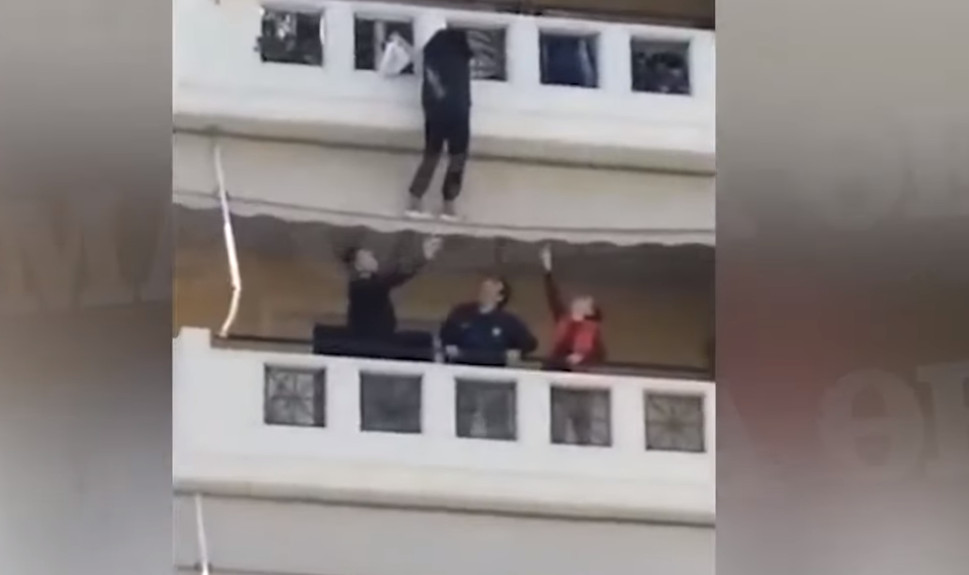Γυναίκα κρέμεται από μπαλκόνι – Βύρωνας: Βίντεο που κόβει την ανάσα