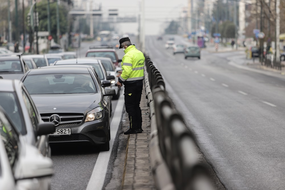 Έλεγχοι στους δρόμους: Άρχισαν τα παράπονα – “Αστυνομικοί πιάνουν τη βεβαίωση με τα χέρια”