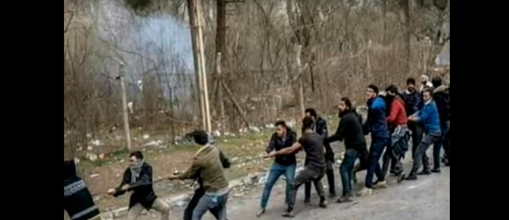 Έβρος τώρα: Οι Τούρκοι “ξεφεύγουν” – Μετανάστες βάζουν φωτιές, πετούν χημικά