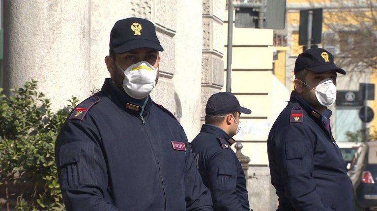 Ιταλία κορονοϊός: Viral φωτογραφία αστυνομικών που φορούν μάσκα σε ηλικιωμένο