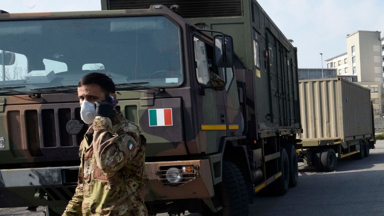 Ιταλία Κορονοϊός: Έφτασε ο «στρατός με τις λευκές ρόμπες» από την Κούβα