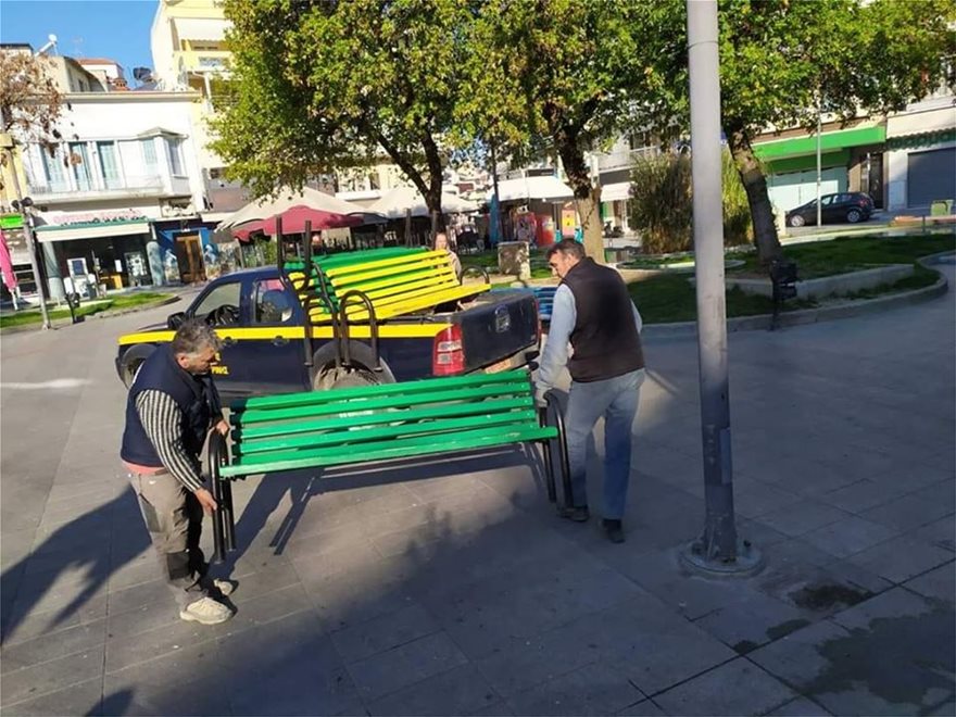 Κορωνοϊός Ελλάδα: Ξηλώνουν τα παγκάκια στις πλατείες της Κατερίνης