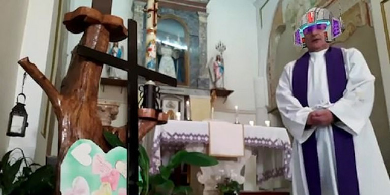 Ιταλία Κορονοϊός: Viral ιερέας – Ενεργοποίησε κατά λάθος τα φίλτρα σε live λειτουργία