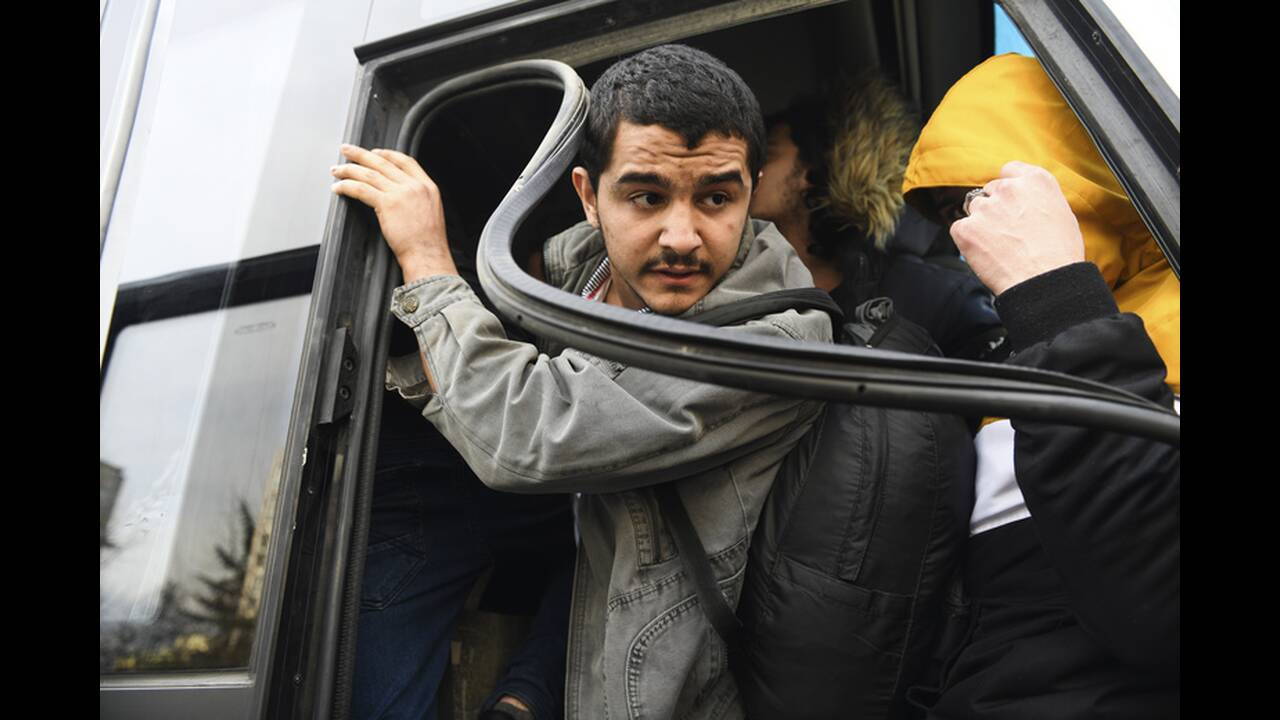 Τούρκοι Έβρος: Στρατιώτες ξεφτιλίζουν μετανάστες – Ημίγυμνοι δίπλα στη φωτιά