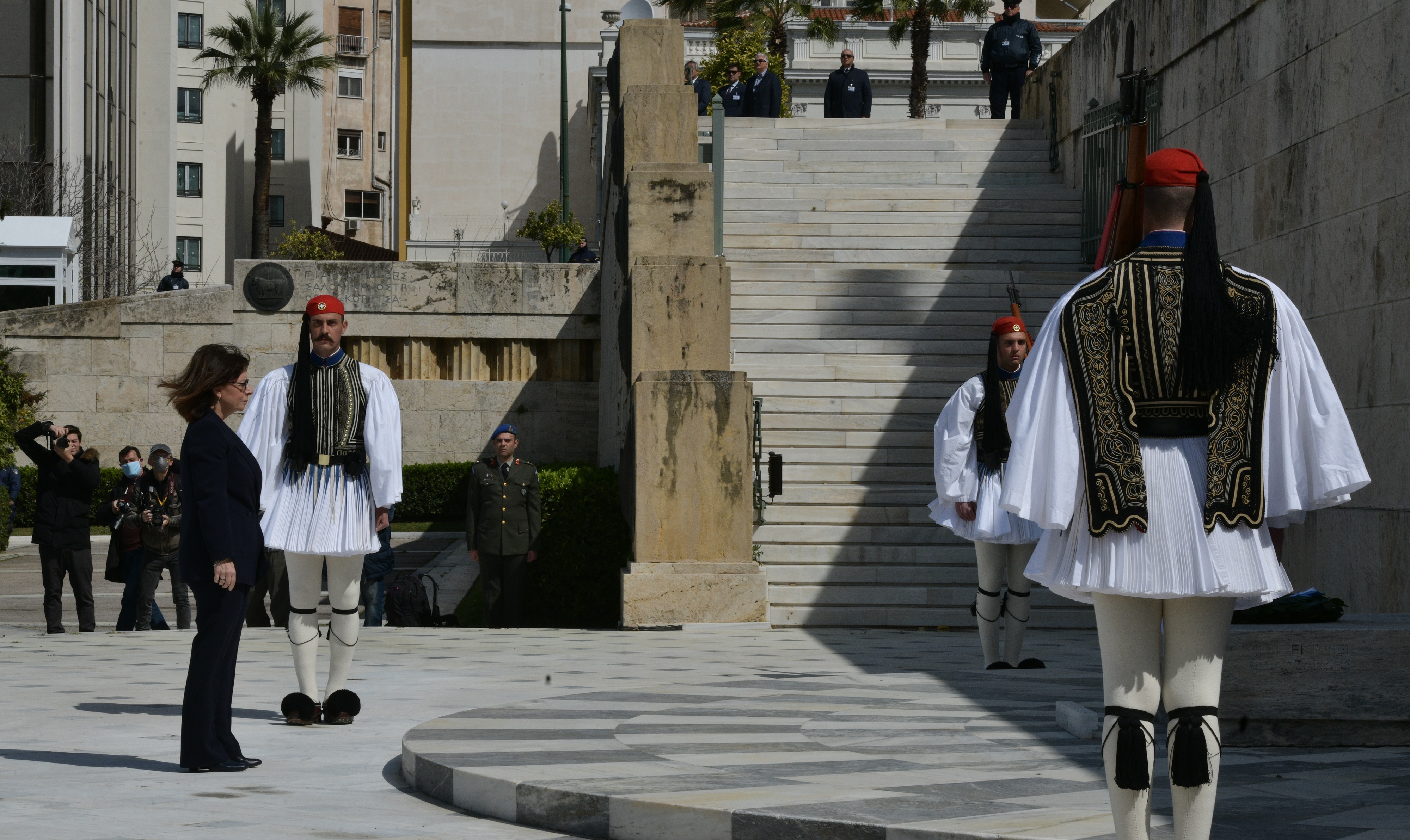 25 Μαρτίου 2020 Σύνταγμα: Άδεια Αθήνα, πτήσεις μαχητικών και κατάθεση στεφάνου