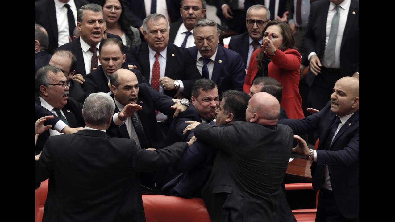 Τουρκική Βουλή ξύλο: Επιτέθηκαν σε βουλευτή επειδή προσέβαλε τον Ερντογάν