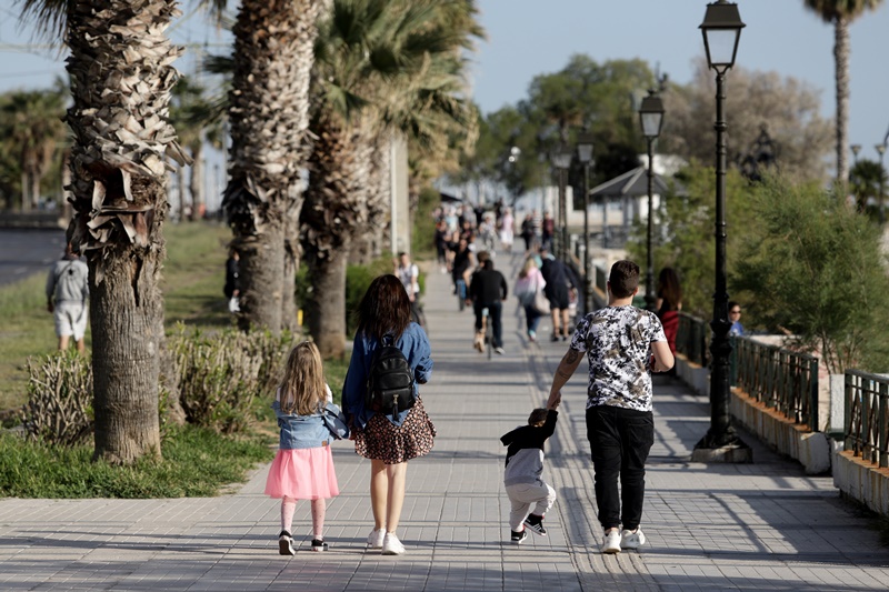 Άρση μέτρων Ελλάδα: Ο Μόσιαλος προειδοποιεί για τη “γρήγορη χαλάρωση”