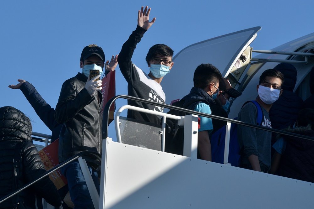 Μητσοτάκης σήμερα: Στο αεροδρόμιο ο πρωθυπουργός, αποχαιρέτησε προσφυγόπουλα