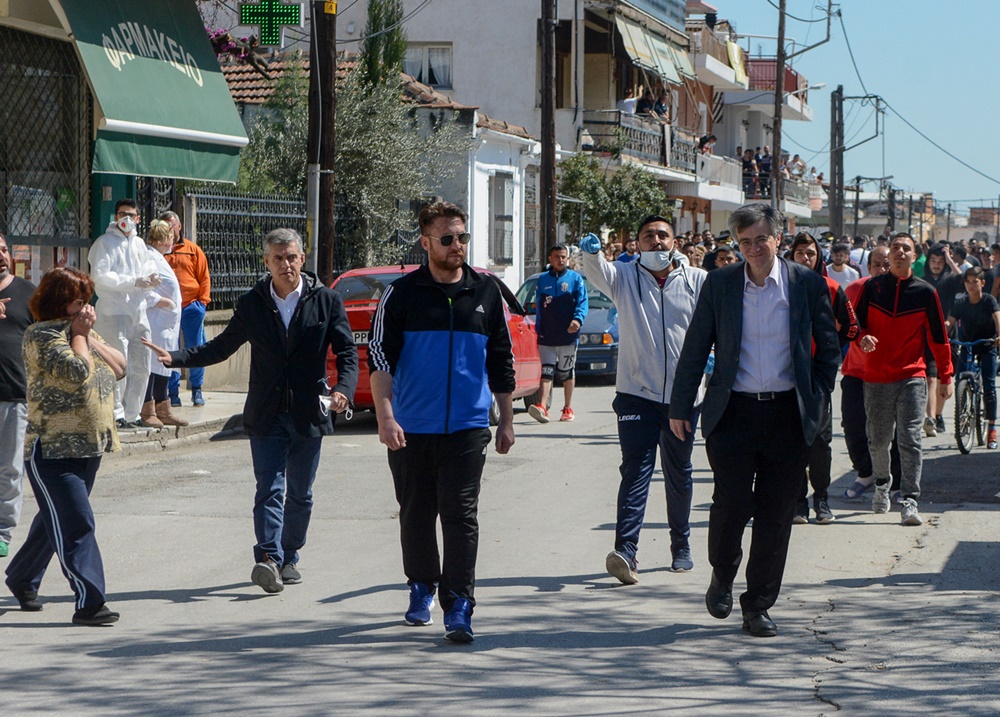 Ρομά – Τσιόδρας: “Είμαστε όλοι αδέλφια” είπε και καταχειροκροτήθηκε