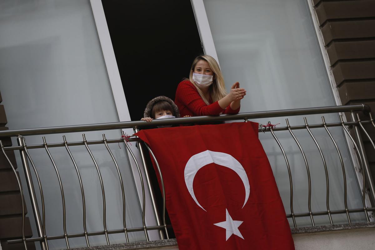 Τουρκία κορονοϊός: Ο ιός υποχωρεί, η οικονομία αιμορραγεί