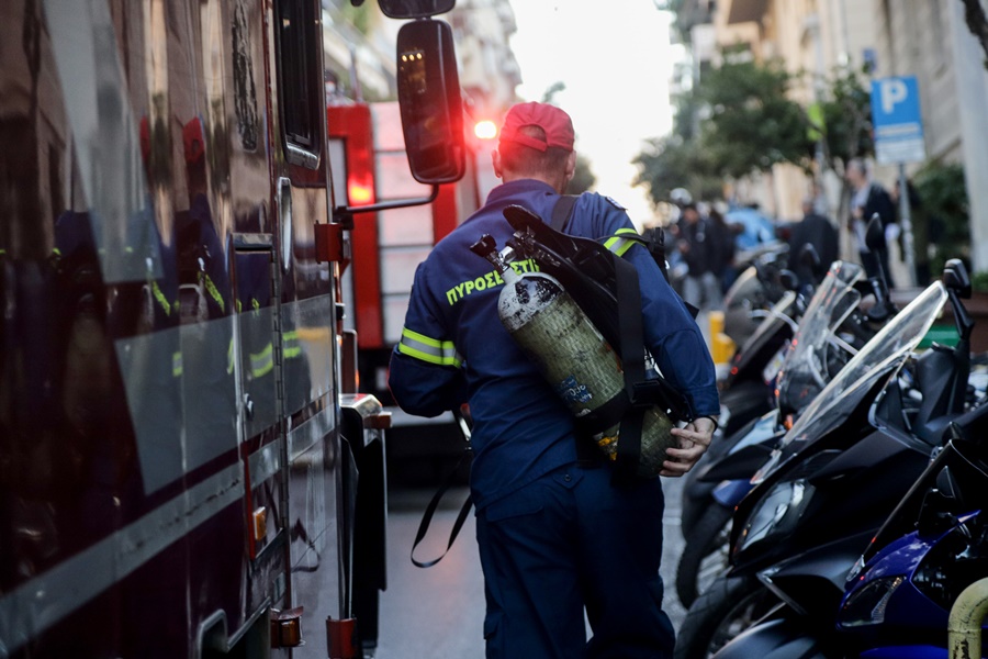 Φωτιά Θεσσαλονίκη: Πυρκαγιά σε διαμέρισμα – Στο νοσοκομείο ένας ένοικος