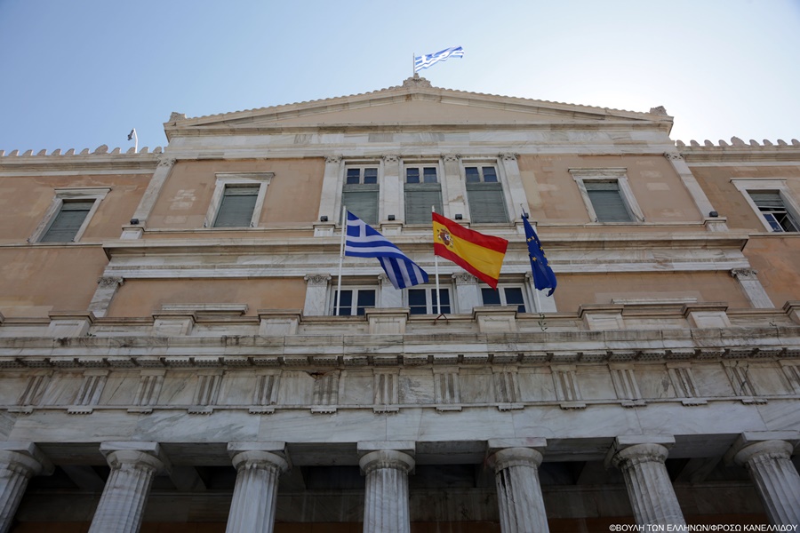 Ισπανική σημαία – Βουλή: Η συγκινητική κίνηση της Ελλάδας