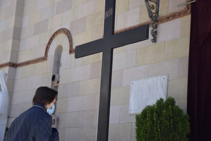Πρώτη Ανάσταση 2020: Ένταση στην εκκλησία της Χίου – Πιστή αψήφησε την απαγόρευση (vid)