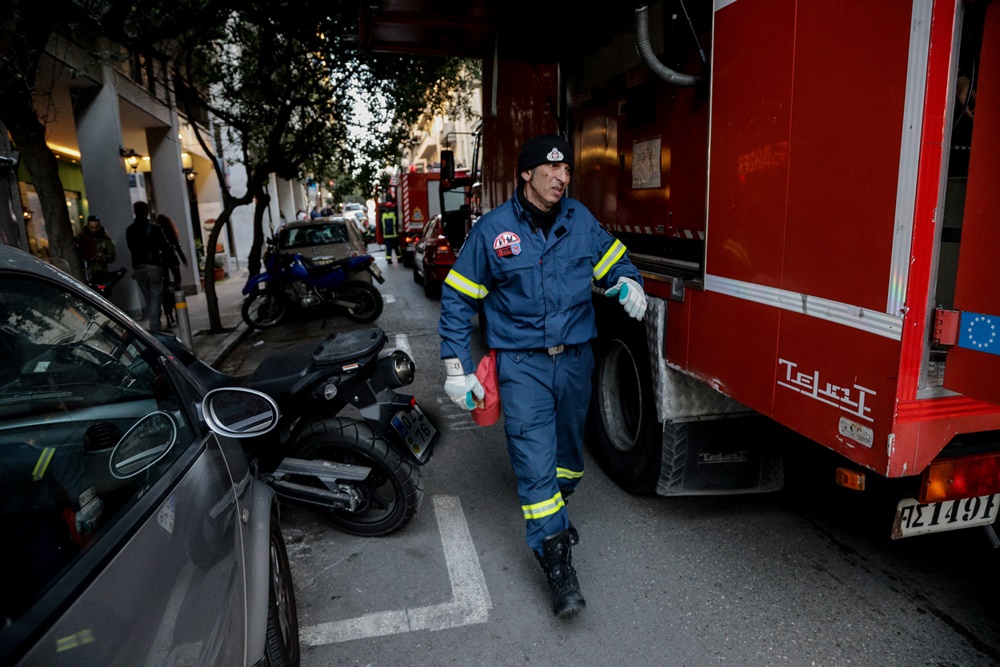 Φωτιά στα Πατήσια: Απεγκλωβίστηκε ζευγάρι, ένας σοβαρά τραυματίας