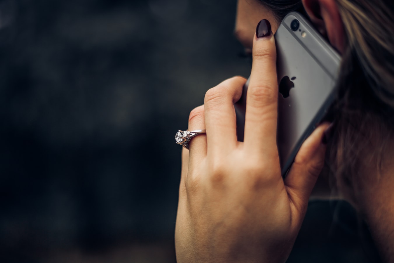 Ψυχολογία – έρευνες: Γιατί βαδίζουμε πέρα δώθε όταν μιλάμε στο τηλέφωνο