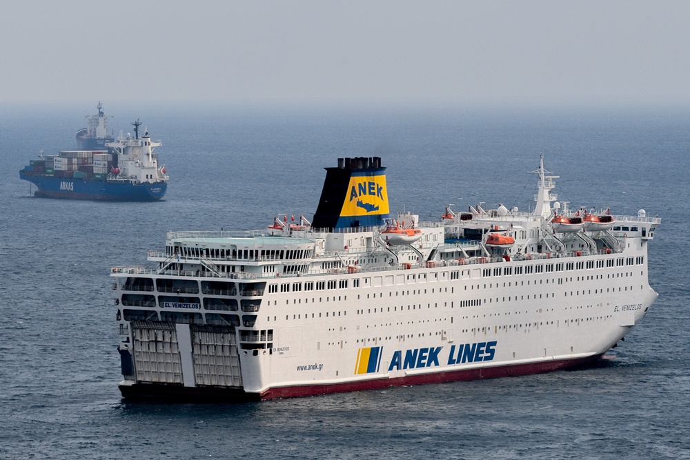 “Ελευθέριος Βενιζέλος” πλοίο: Παραμένει έξω από το λιμάνι του Πειραιά με 20 κρούσματα