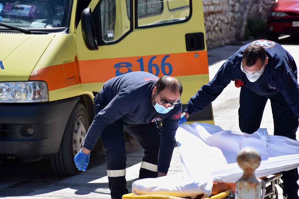 ΕΚΑΒ κορονοϊός: Έλληνας διασώστης περιγράφει τον διάλογο με 75χρονη