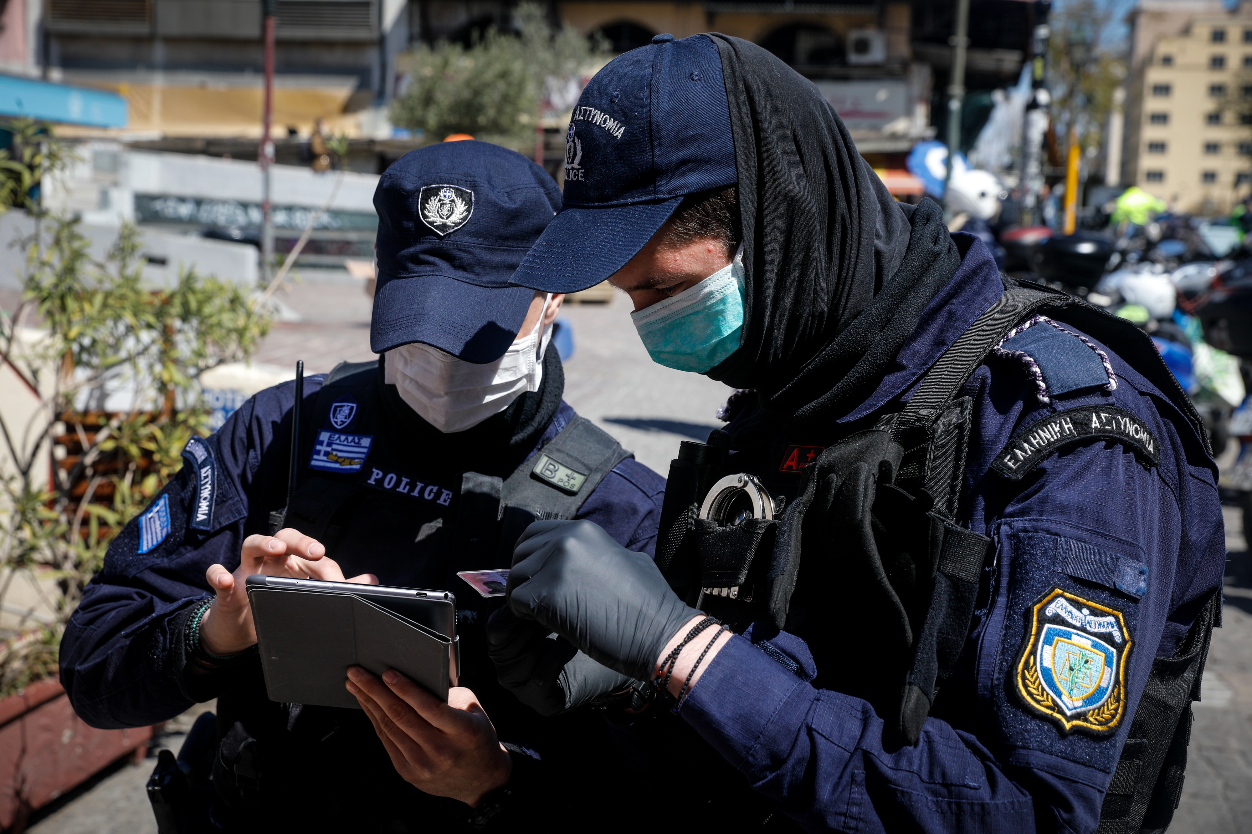 Μέτρα για το Πάσχα – μετακινήσεις: 5.000 αστυνομικοί έξω, “πονοκέφαλος” το… κρυφό ψήσιμο