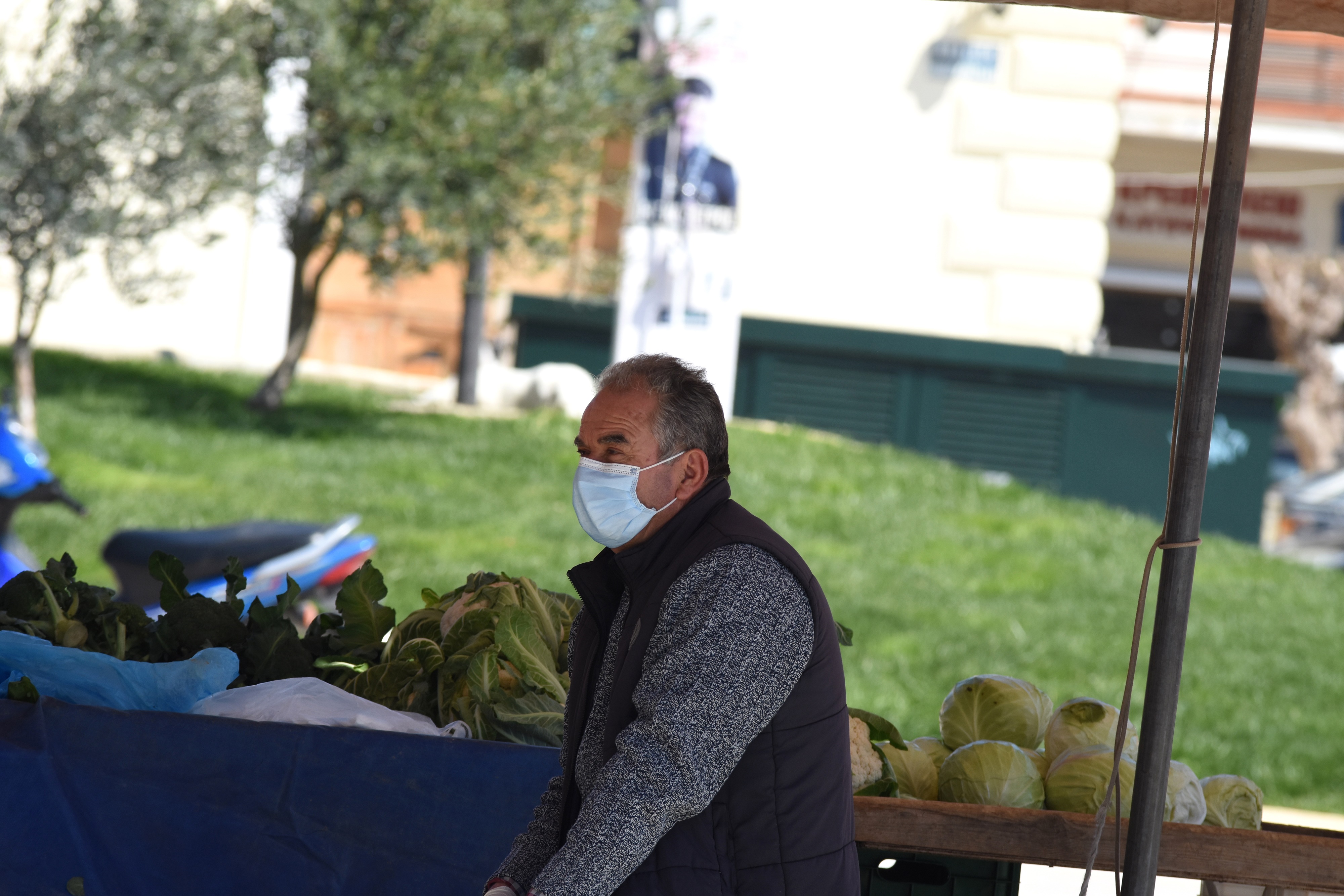 Κορονοϊός Ελλάδα: Χαμός στις λαϊκές και στα σούπερ μάρκετ, άνοιξαν εκκλησία για τον Επιτάφιο