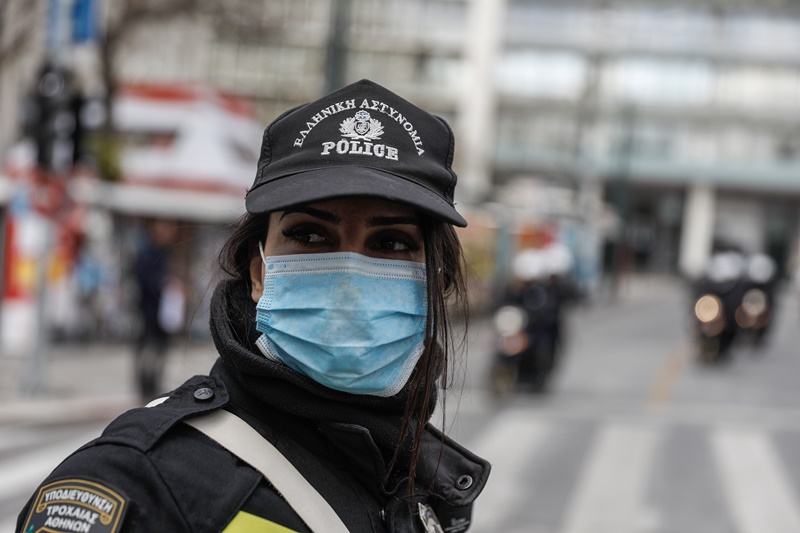 Πότε πρέπει να φοράω μάσκα: Ο πρόεδρος του Πανελλήνιου Ιατρικού Συλλόγου εξηγεί