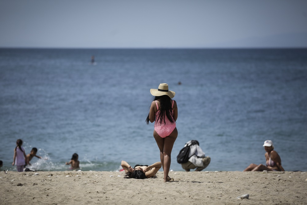 Κορονοϊός καλοκαίρι: Έλληνας γενετιστής προβλέπει πότε θα αρχίσουν τα μπάνια στη θάλασσα
