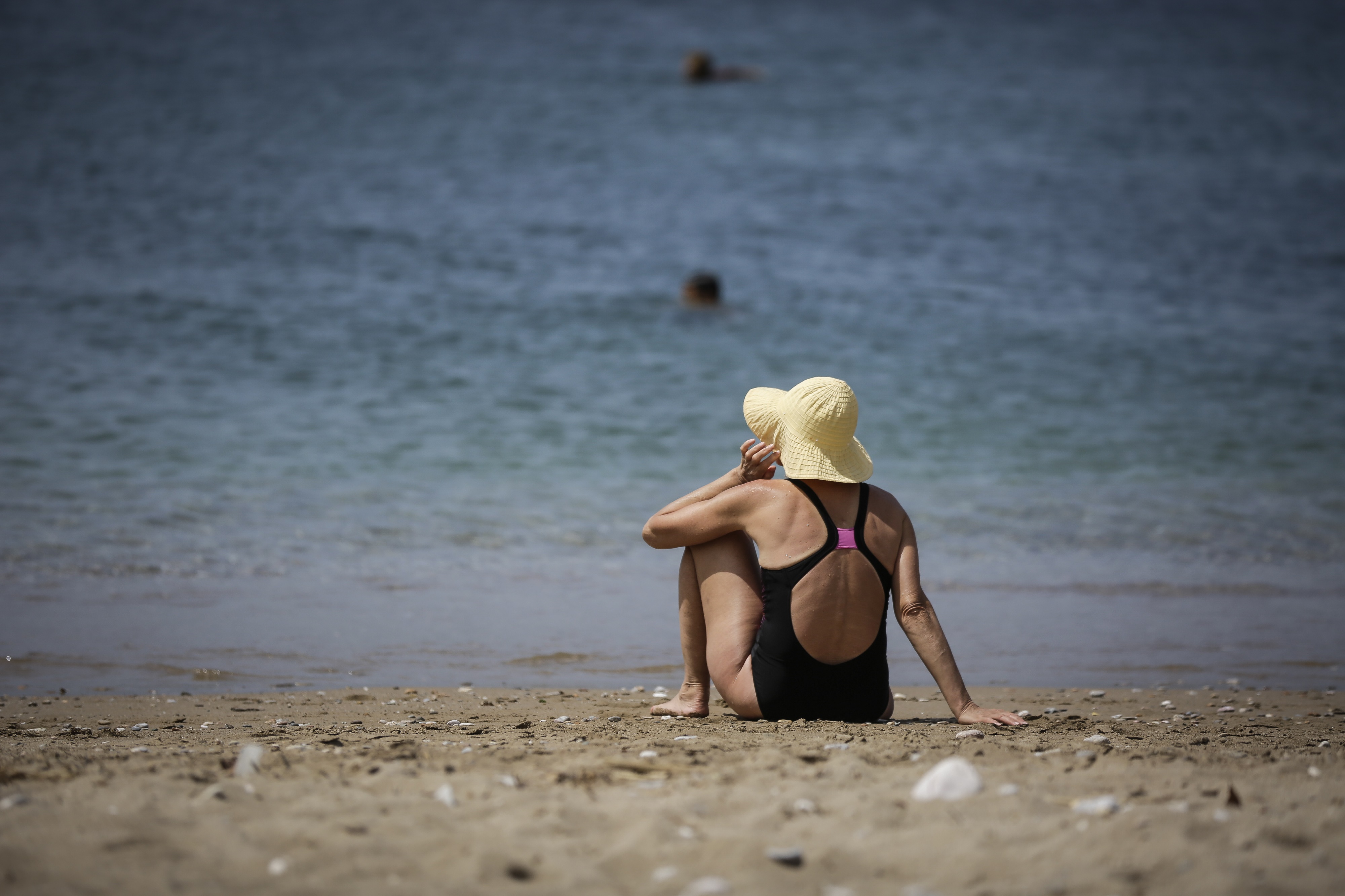 Μπάνια και κορονοϊός: Είναι επικίνδυνη η θάλασσα; – Καθηγητής του ΑΠΘ εξηγεί