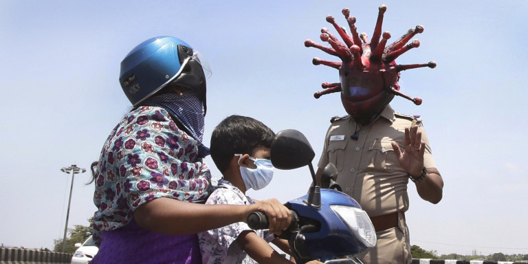 Κορονοϊός αστυνομικός: Ντύθηκε «ιός» και προειδοποιεί τον κόσμο στην Ινδία