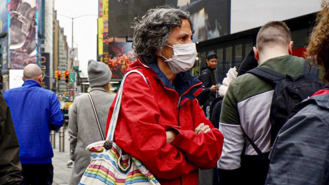 Μετάδοση κορωνοϊού – αέρας: Έκκληση δημάρχου Νέας Υόρκης να φορούν φουλάρι