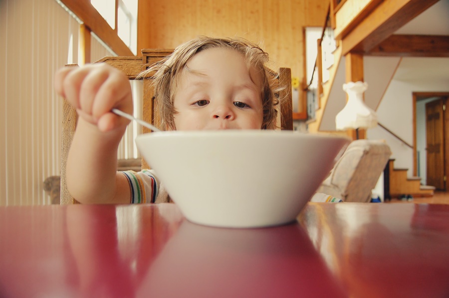 Πώς να μην τρώω συνέχεια: Διατροφολόγοι συμβουλεύουν τι να κάνουμε στο σπίτι