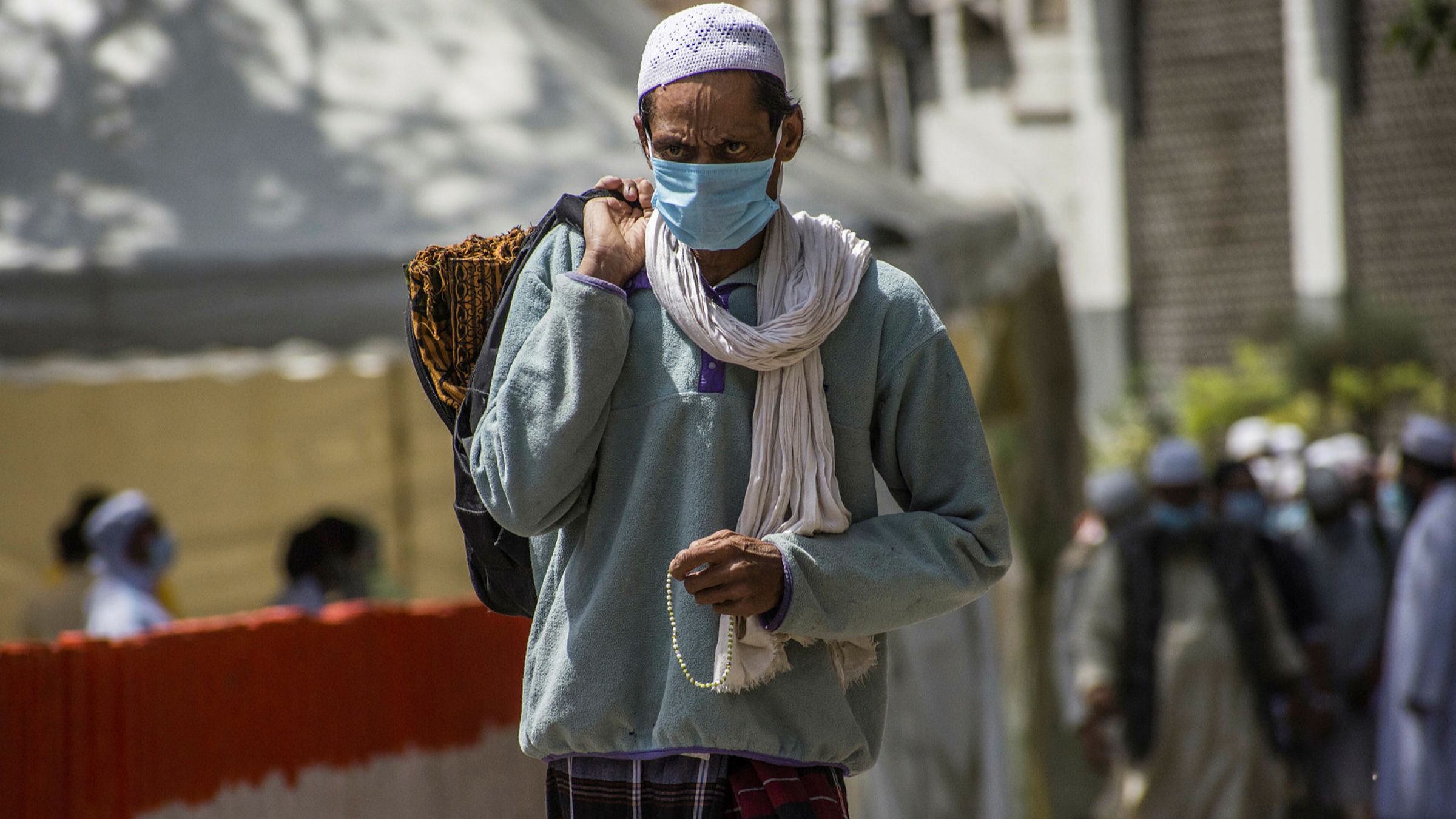 Ινδία κορονοϊός: Αστυνομικός ντυμένος… πανδημία, “απειλεί” τους πεζούς