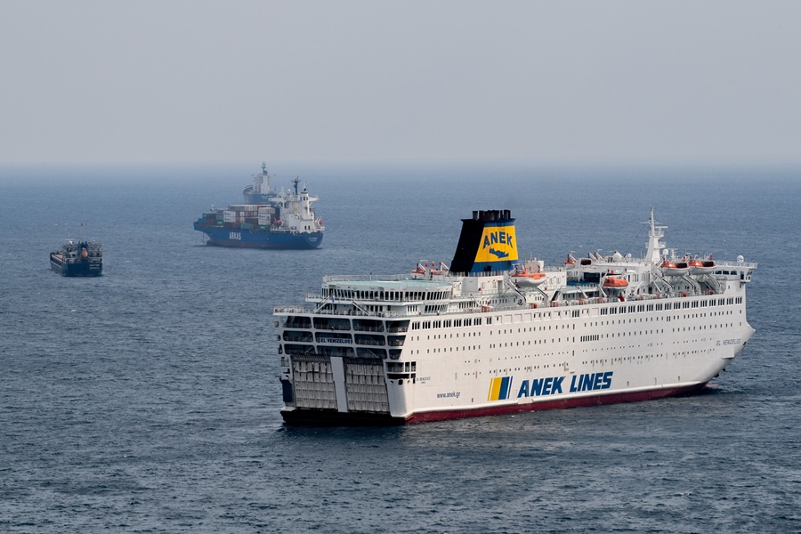 Πλοίο Ελευθέριος Βενιζέλος τώρα: 120 κρούσματα – Έξω από το λιμάνι του Πειραιά