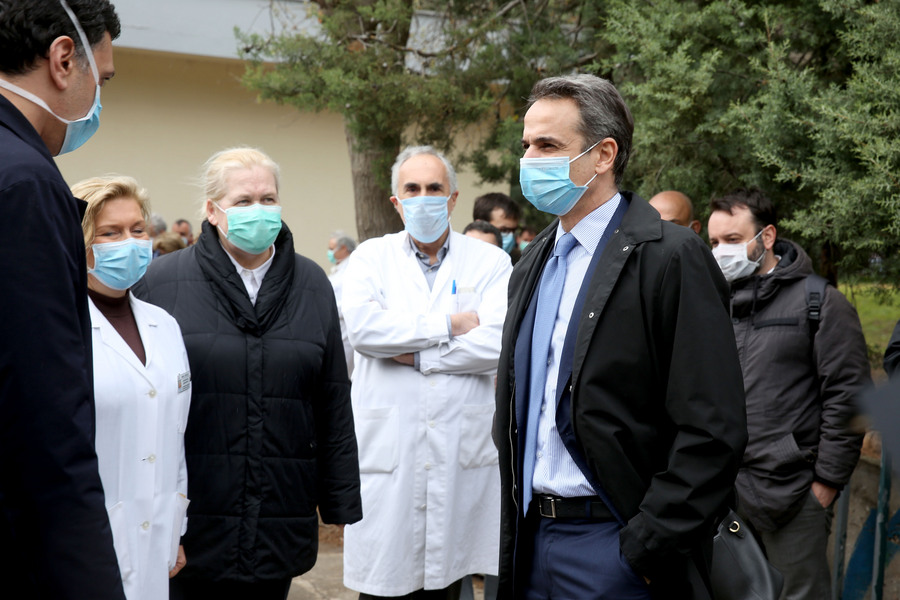 Μητσοτάκης – Σωτηρία: Ο πρωθυπουργός στο νοσοκομείο αναφοράς για ασθενείς με κορονοϊό